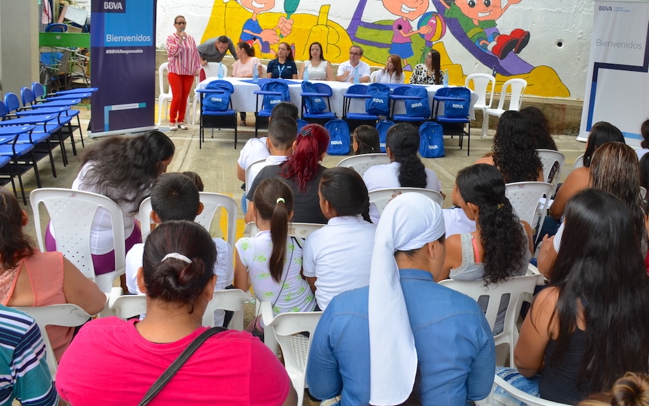 BBVA Colombia entregó dotación de pupitres a la Institución Educativa Gabriela Mistral, sede Galán, de Melgar, Tolima. BBVA Colombia entregó dotación de pupitres.