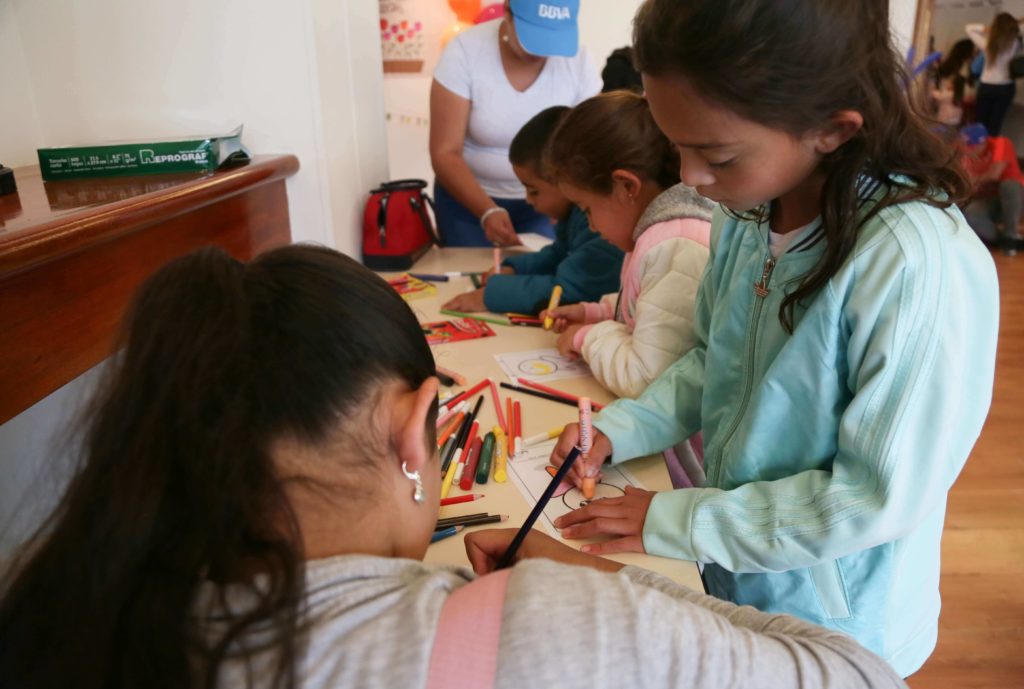 Niños coloreando en las formaciones de Agile Kids