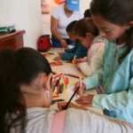 Niños coloreando en las formaciones de Agile Kids