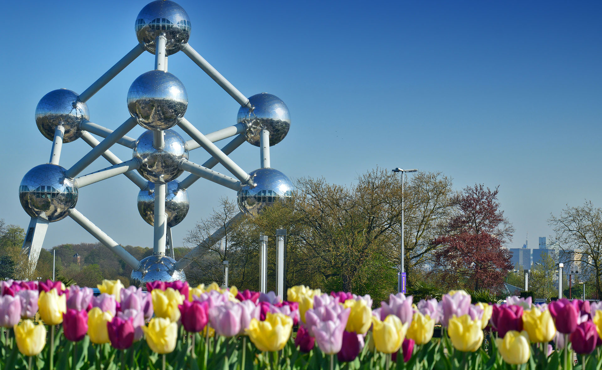 Bélgica, atomium, tulipanes, Bruselas, sostenibilidad, medioambiente, finanzas sostenibles Fotografía de Bélgica, atomium, tulipanes, Bruselas, sostenibilidad, medioambiente, finanzas sostenibles