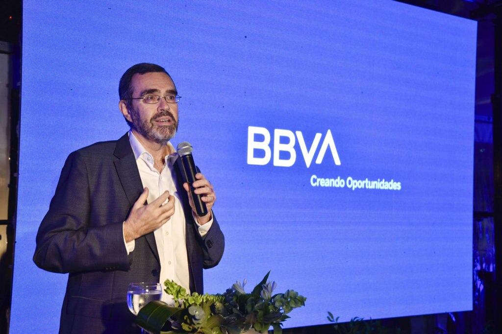 Alberto Charo en evento de nueva identidad de marca Alberto Charo en evento de nueva identidad de marca