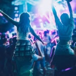 Chicas-fiesta-concierto-festival-jovenes-bbva