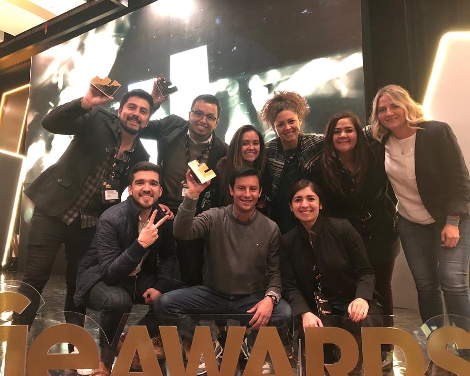 Equipo de BBVA, DDB y Minshare recibiendo los premios Effie Oro y Bronce