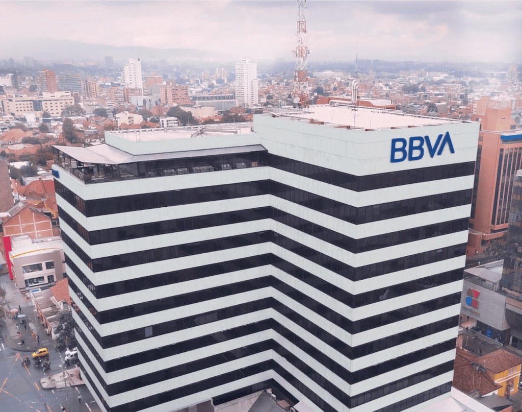 El cambio de la marca abarcará la red de 370 oficinas de BBVA en Colombia y de 1.300 cajeros automáticos en todo el país. BBVA renueva su imagen en Colombia
