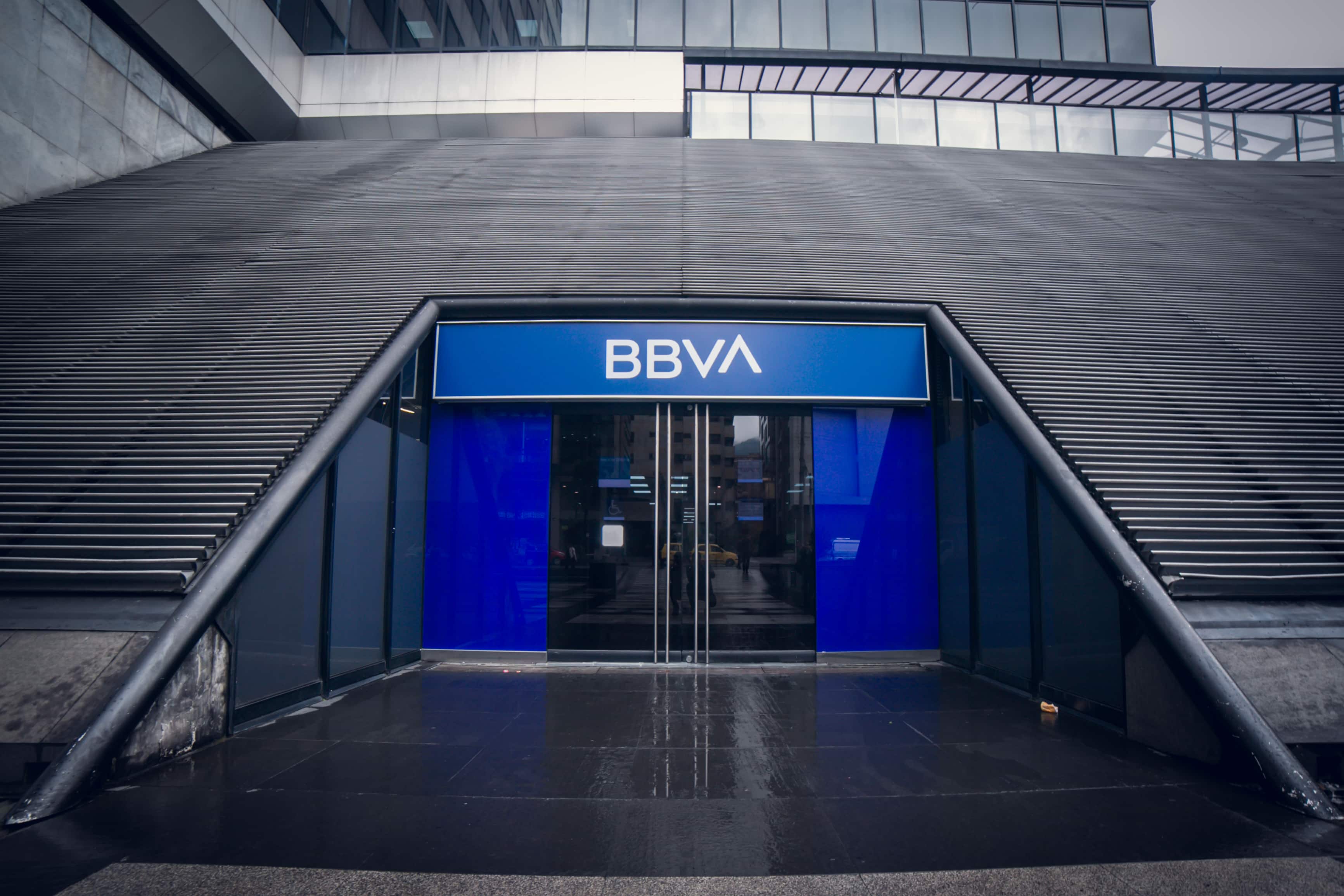El cambio de la marca abarcará la red de 370 oficinas de BBVA en Colombia y de 1.300 cajeros automáticos en todo el país.