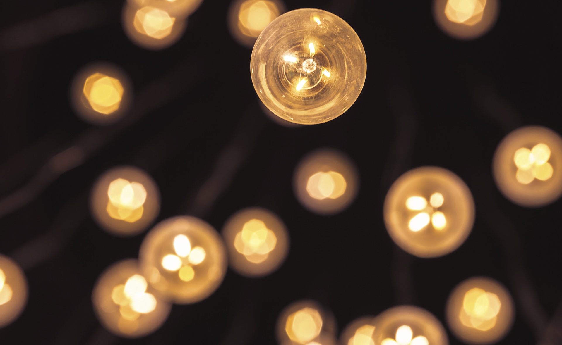 Bombillas-LED-consumo-electricidad-gastos-ahorro-hogar-BBVA