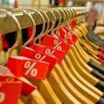 Rebajas-verano-descuentos-productos-perchas-ropa-BBVA Rebajas-verano-descuentos-productos-perchas-ropa-BBVA