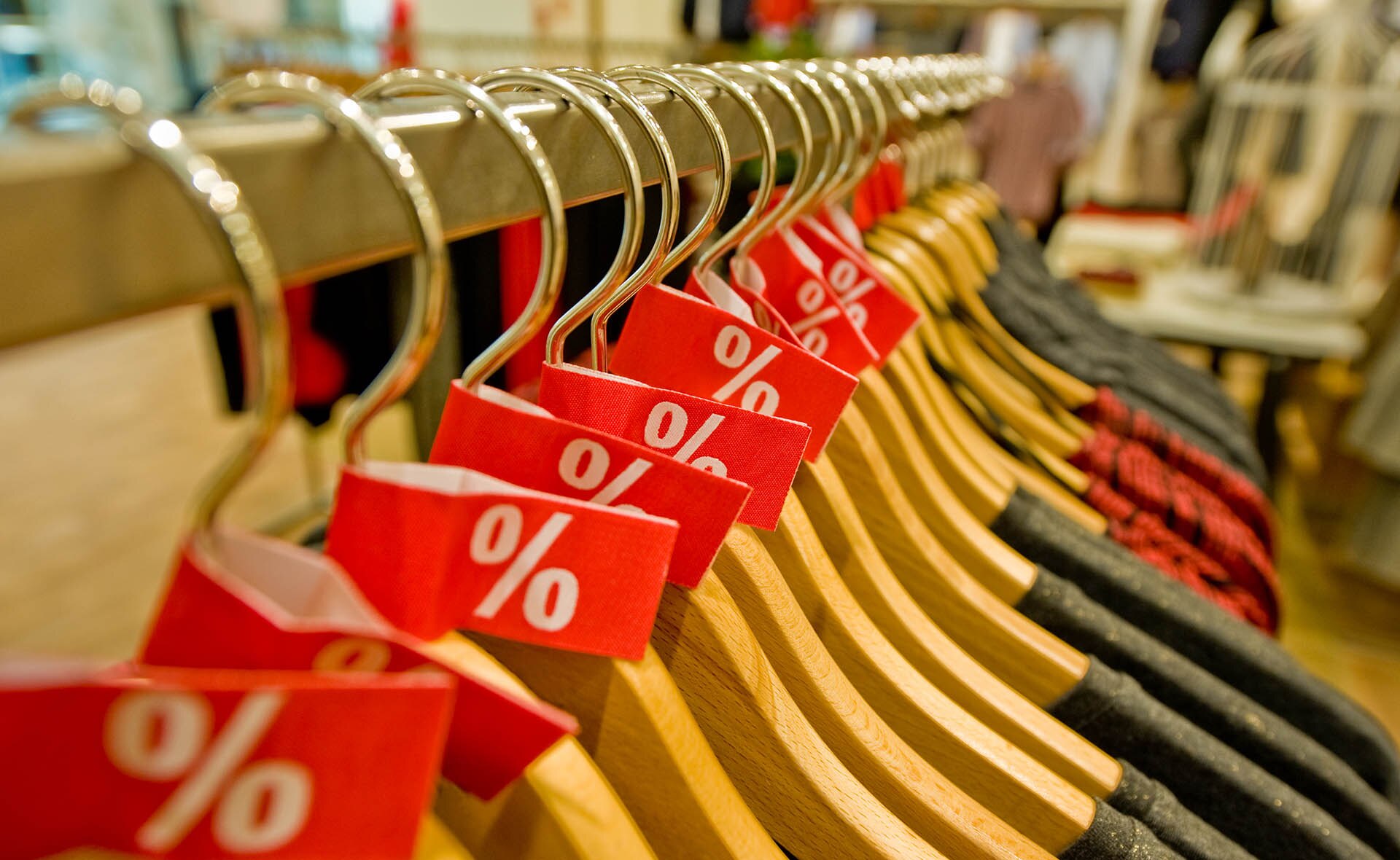 Rebajas-verano-descuentos-productos-perchas-ropa-BBVA Rebajas-verano-descuentos-productos-perchas-ropa-BBVA