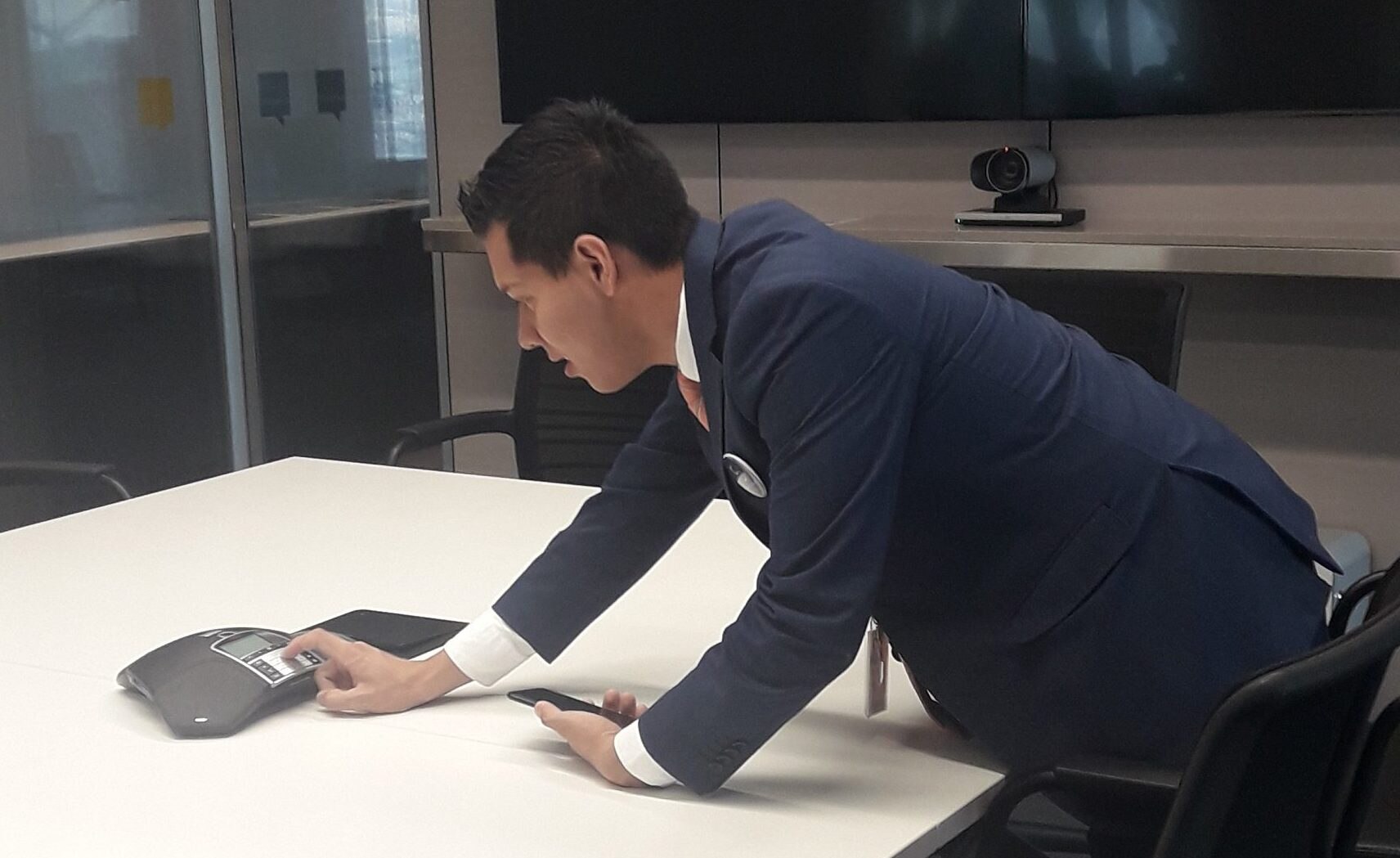 Alumno con discapacidad intelectual haciendo su practica en la Torre BBVA México