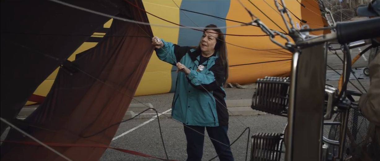 Kathleen-Fennell- voluntariado-USA-embajadores- BBVA-globos-fiesta