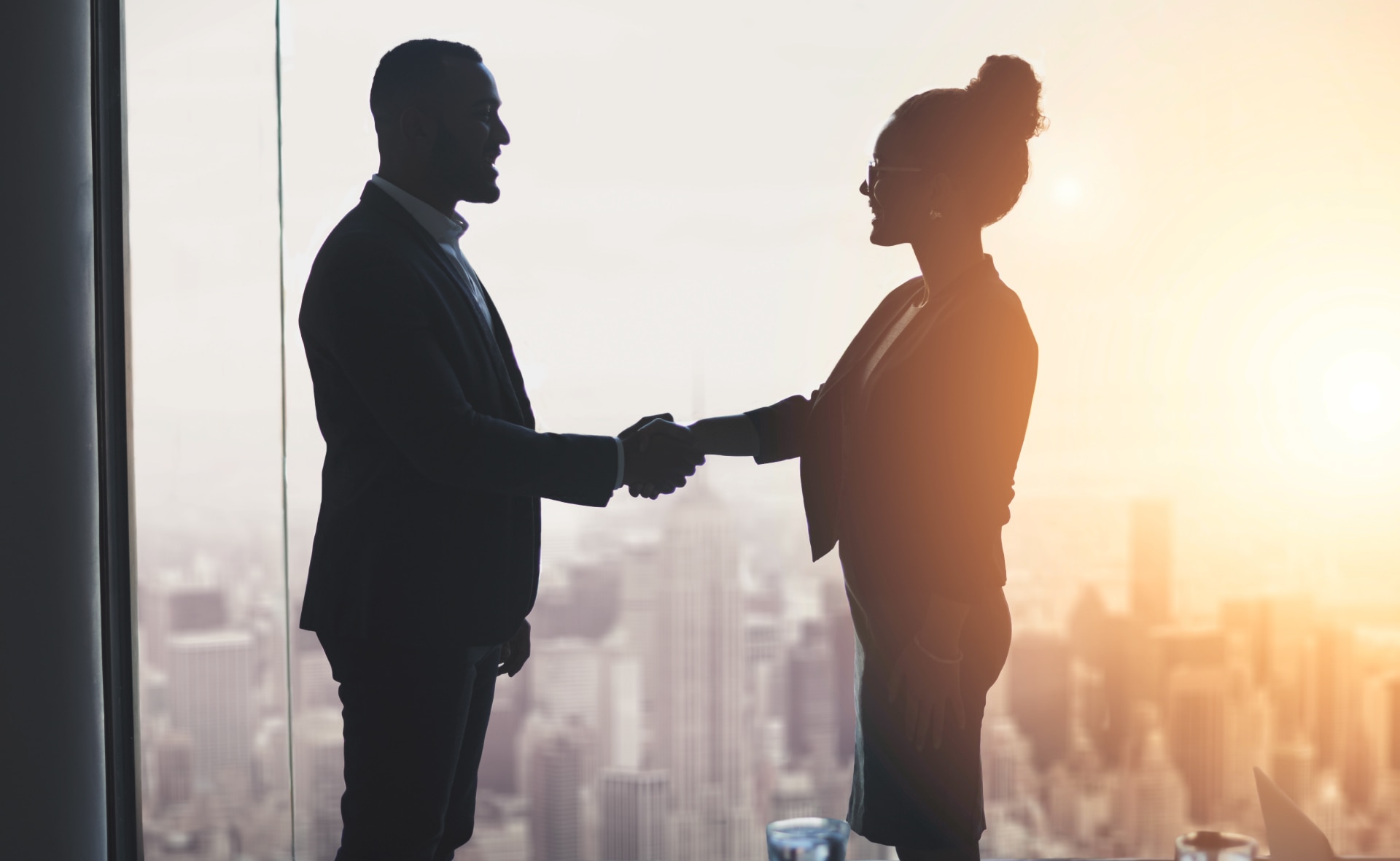 Credito- acuerdo-negociación-mujer-sombra-hombre-bbva Credito- acuerdo-negociación-RSC-convenio-bbva
