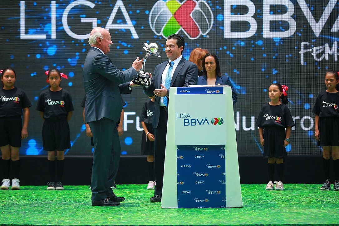 Entrega de trofeo liga MX a Eduardo Osuna Entrega de trofeo liga MX a Eduardo Osuna