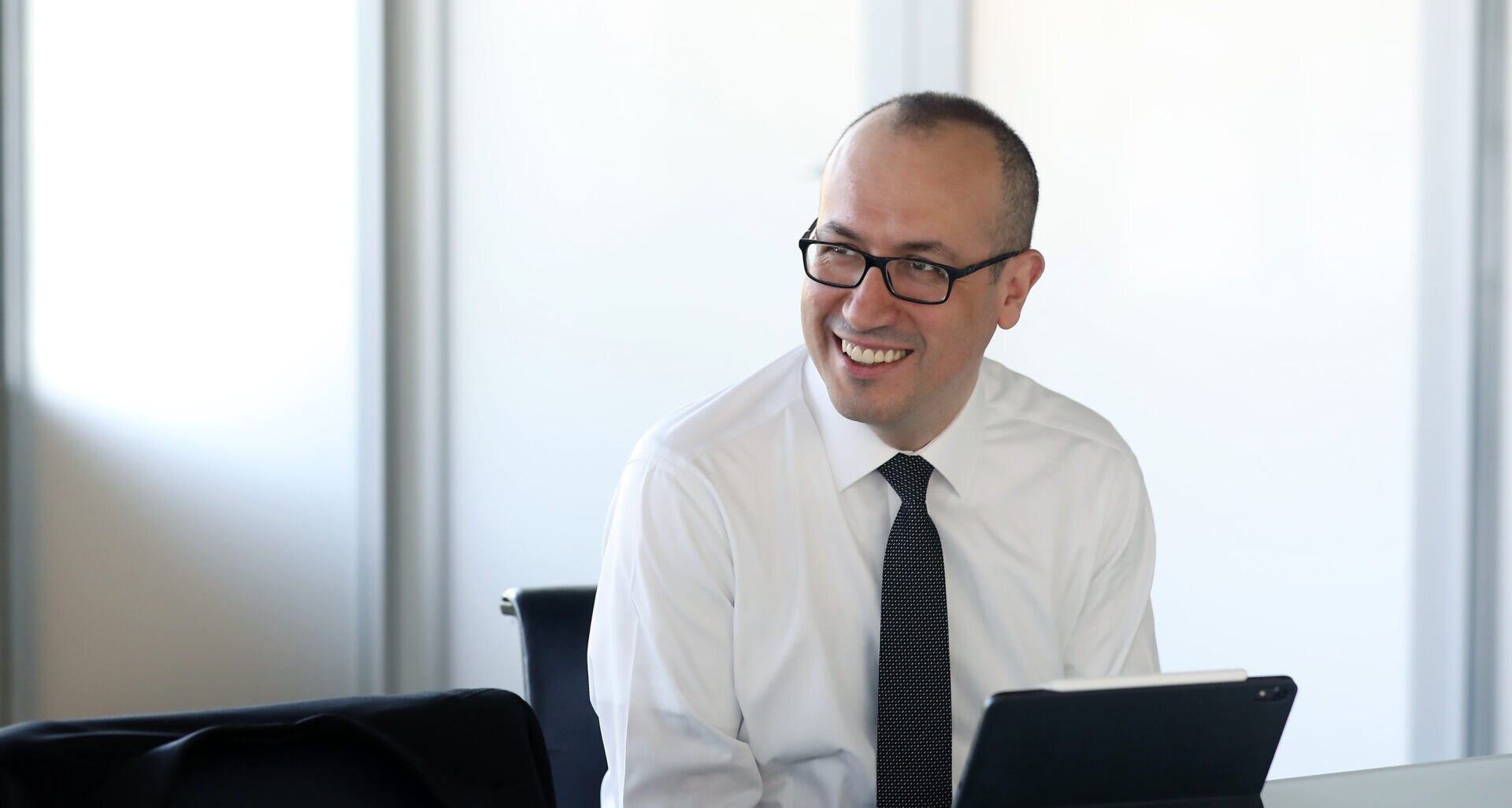 onur-mesa-trabajo-ceo-bbva-resultados