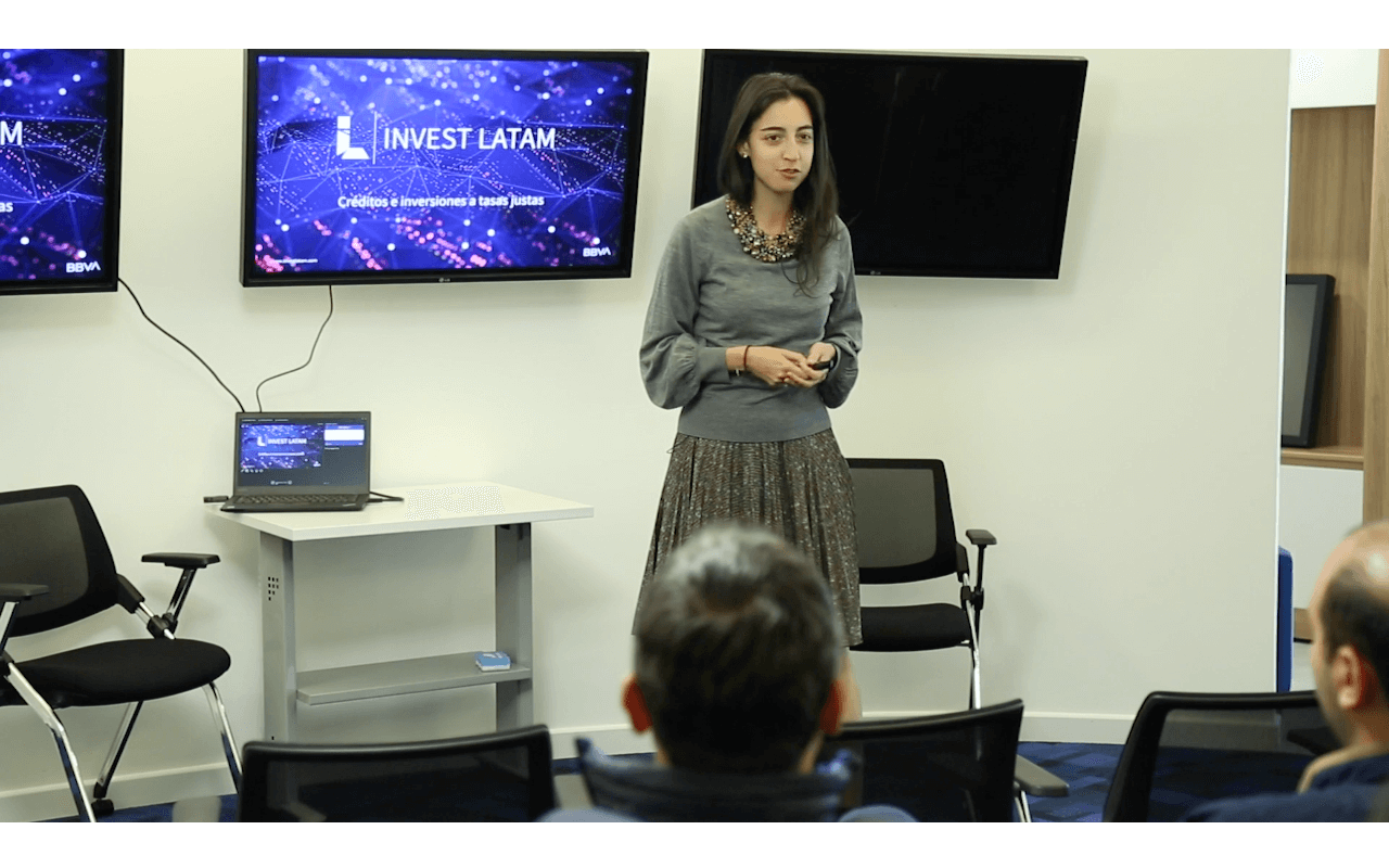 Una de las startups participantes finalistas de BBVA Open Talent en Colombia dando su pitch en el cierre de la jornada de Google Launchpad