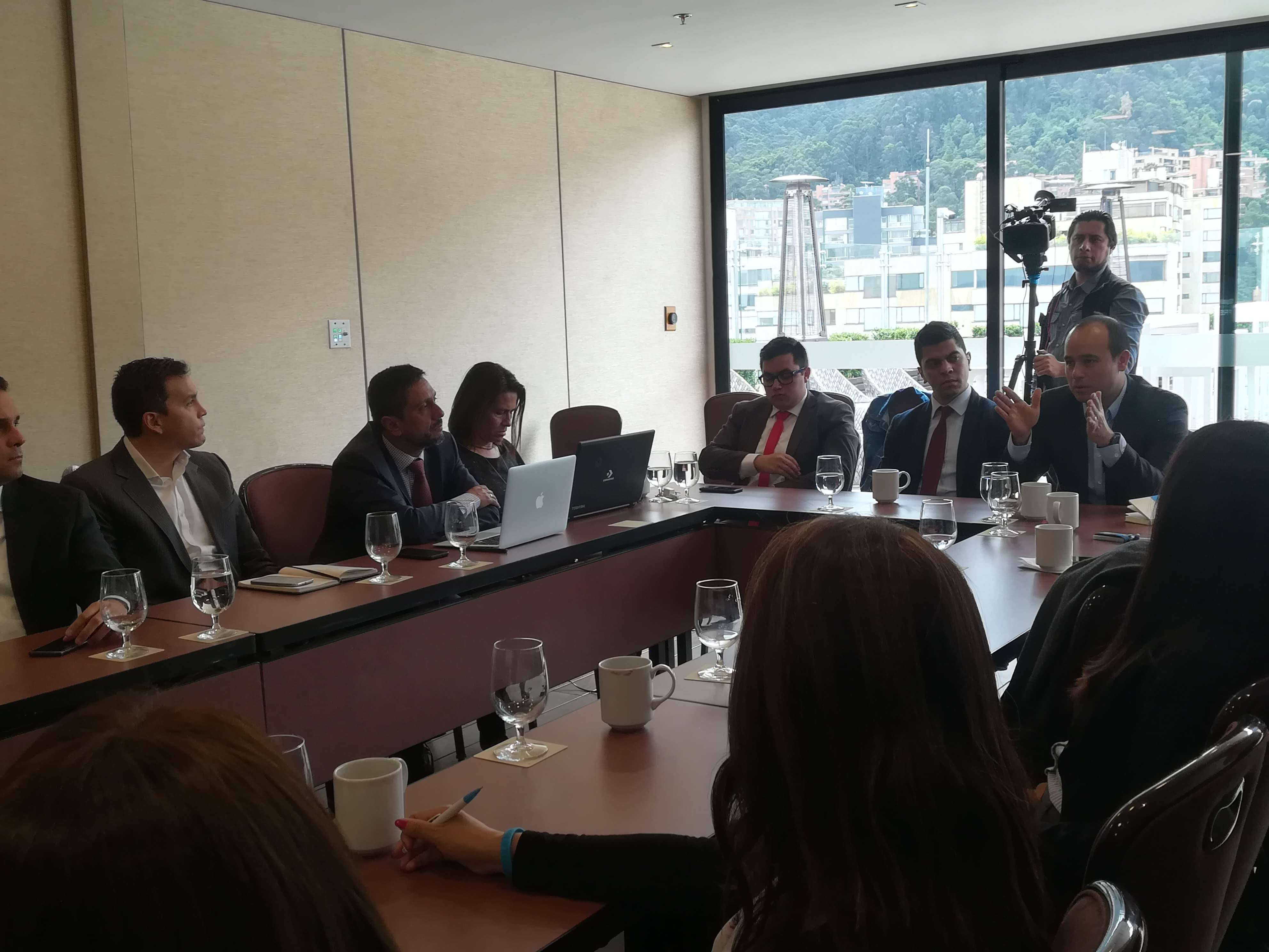 Equipo de Negocio Verde de BBVA discutiendo sobre las diferentes opciones de financiación sostenible