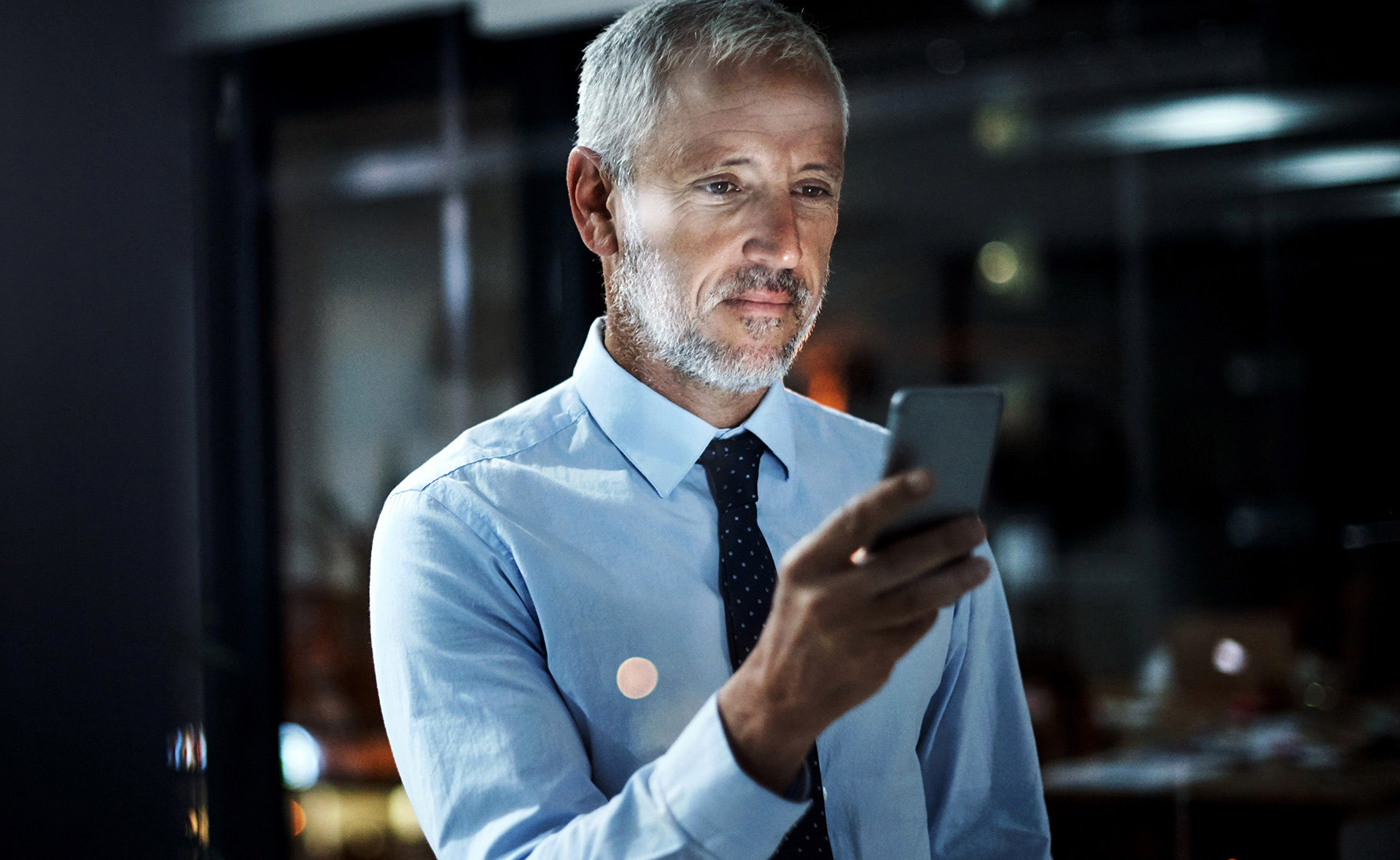 BBVA-alta-digital-empresas-hombre-movil-banca
