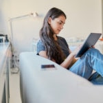 BBVA-dia-mundial-ahorro-jovenes-tablet-niña BBVA-dia-mundial-ahorro-jovenes-tablet-niña