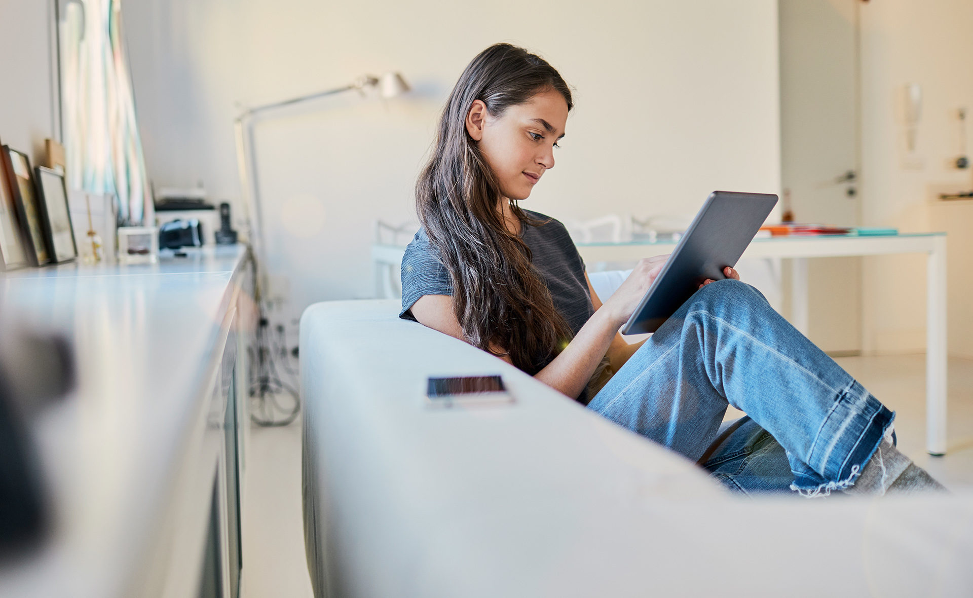 BBVA-dia-mundial-ahorro-jovenes-tablet-niña