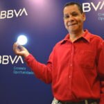 John Jairo Barrera, fundador de Circuito Inteligente con una de sus creaciones. BBVA Momentum