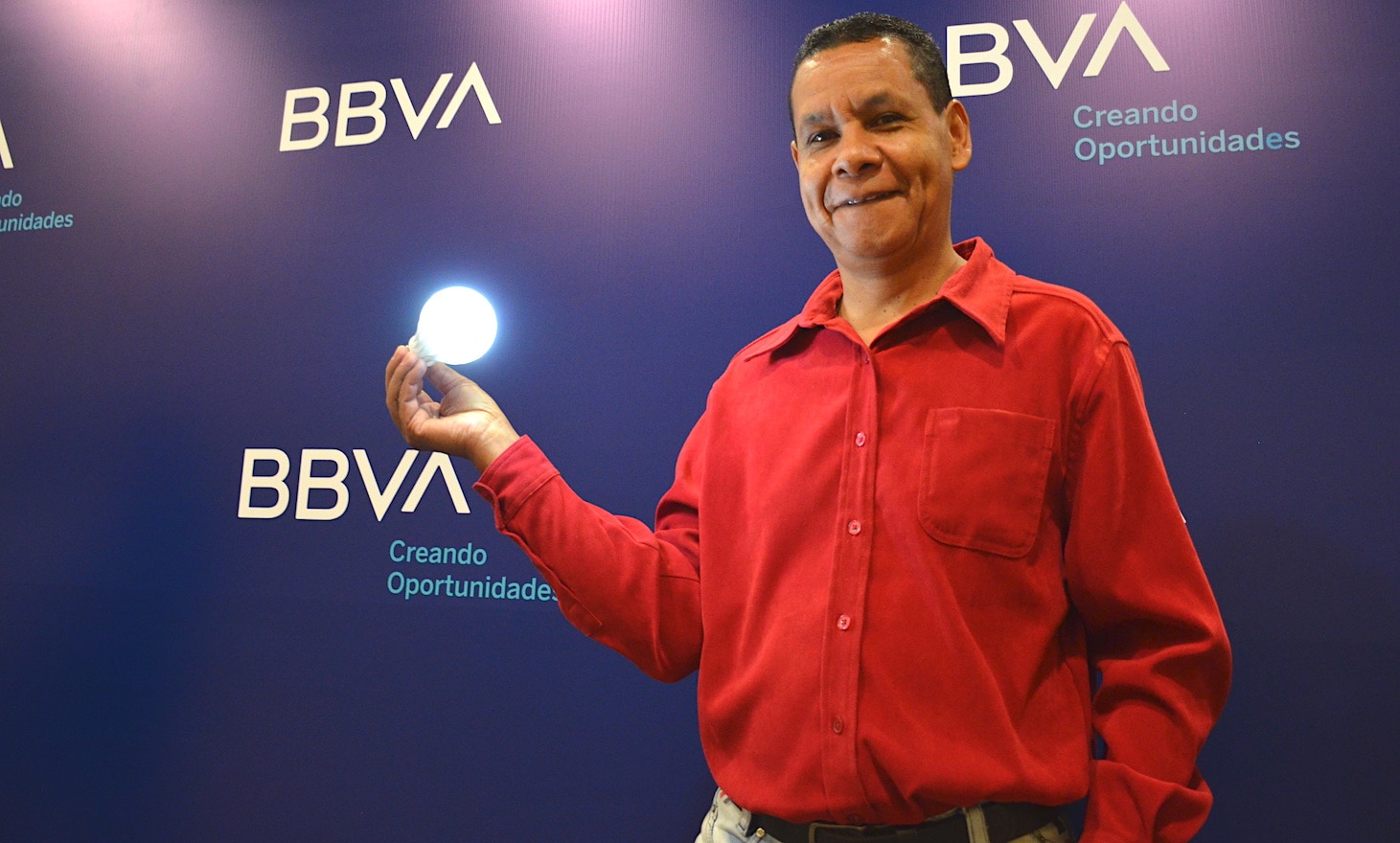 John Jairo Barrera, fundador de Circuito Inteligente con una de sus creaciones. BBVA Momentum John Jairo Barrera, fundador de Circuito Inteligente con una de sus creaciones. BBVA Momentum