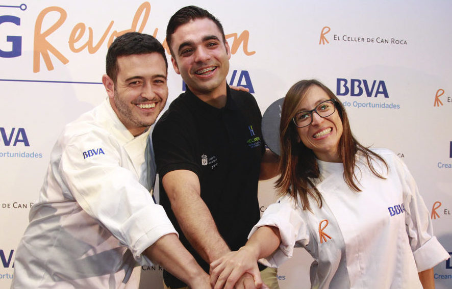 La colombiana María Fernanda Cortés, junto a Omar Moreno_ de Canarias y Héctor Pérez, de Tenerife, sus compañeros de beca