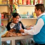 Fotografía de Lizandro Ramón, asesor de la FMBBVA, visitando a una emprendedora peruana