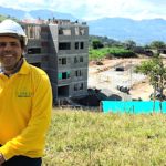 Mauricio Sánchez, junto al proyecto El Paraíso, en Valparaíso, Antioquia
