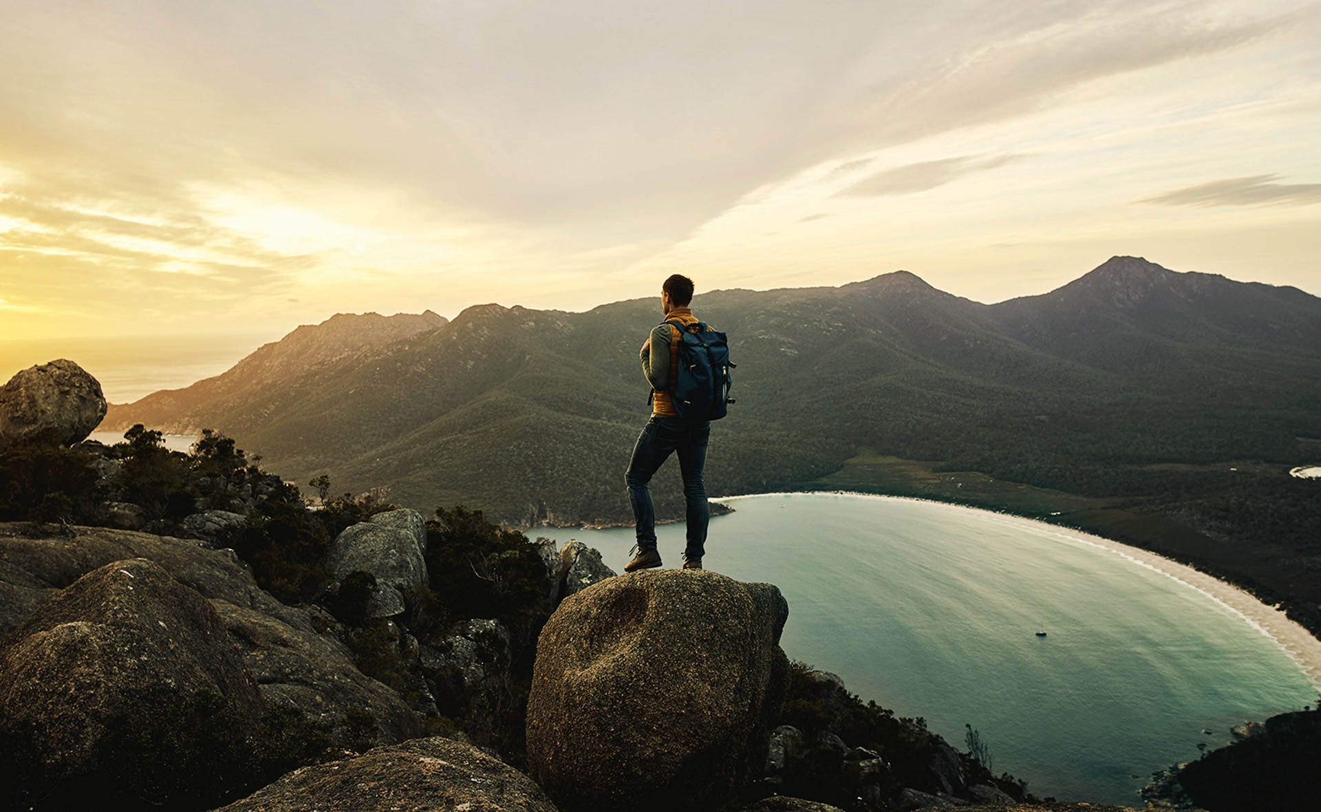 Bonos, triunfo, liderazgo, sostenibilidad, colocación, emisiones, montaña, hombre, mochila Fotografía de bonos, triunfo, liderazgo, sostenibilidad, colocación, emisiones, montaña, hombre, mochila