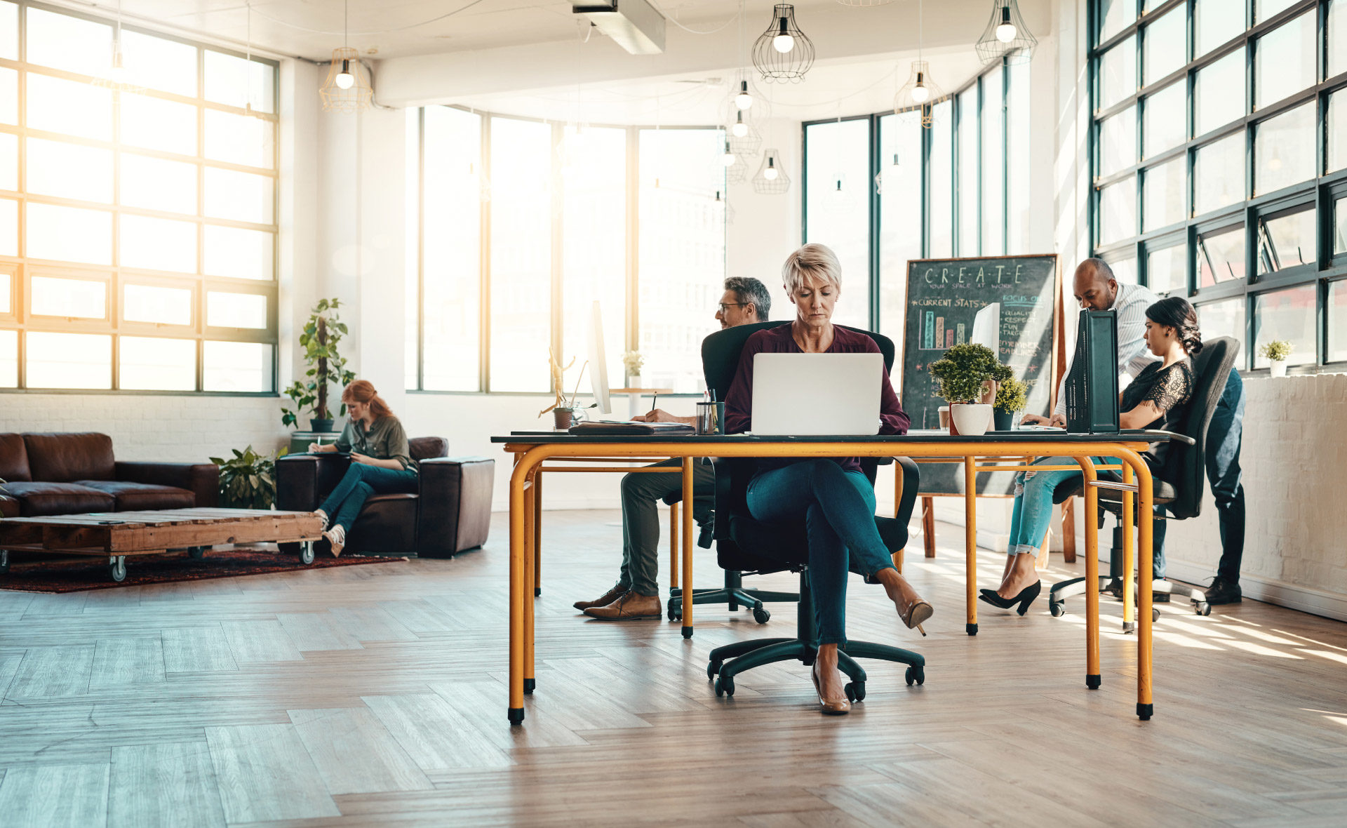 coworking-empresas-emprendimiento-trabajo-equipo-emprendedores-