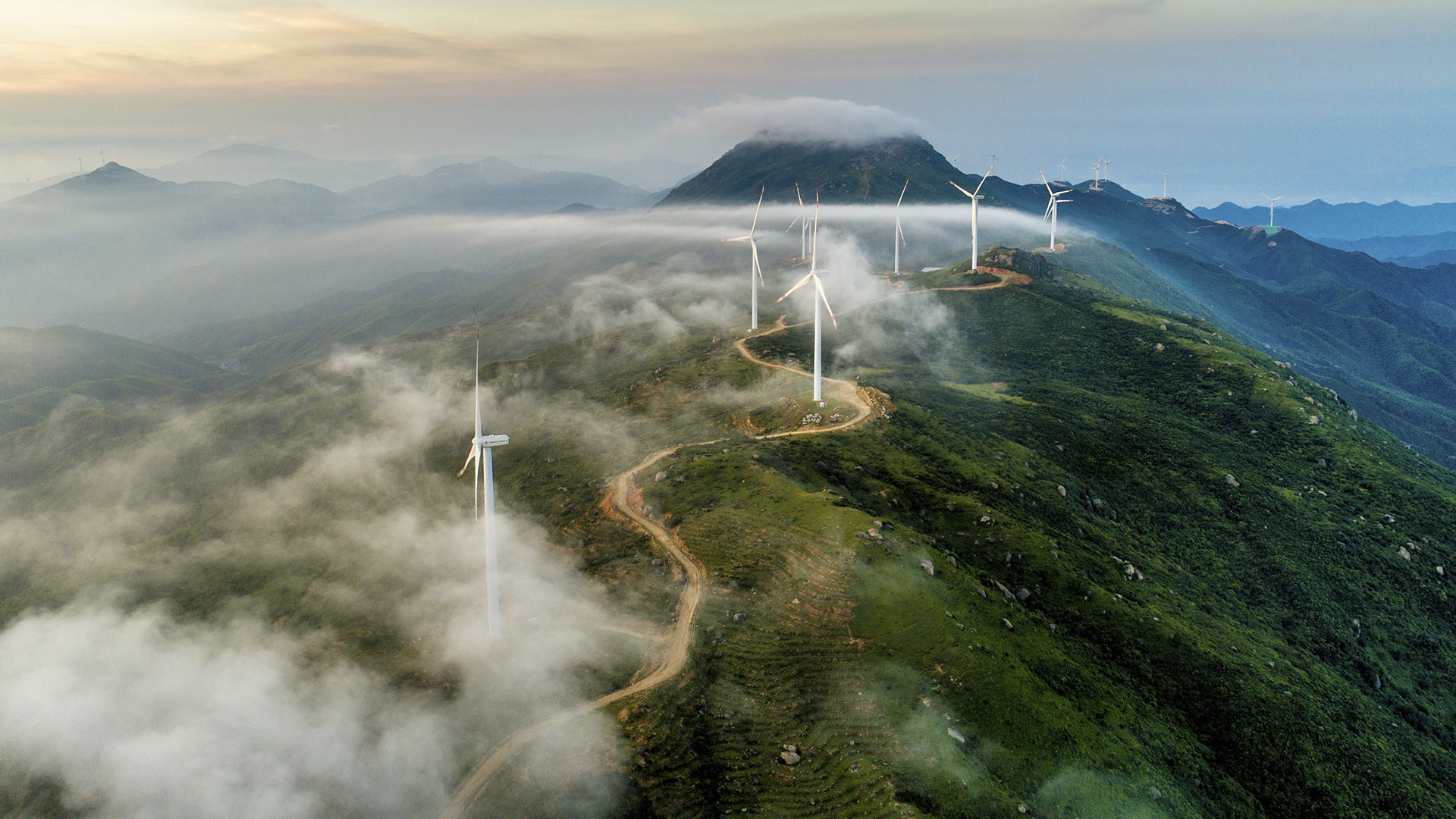 Fotografía de Sostenibilidad, verde, aerogeneradores, energías, sostenible, montañas, paisaje