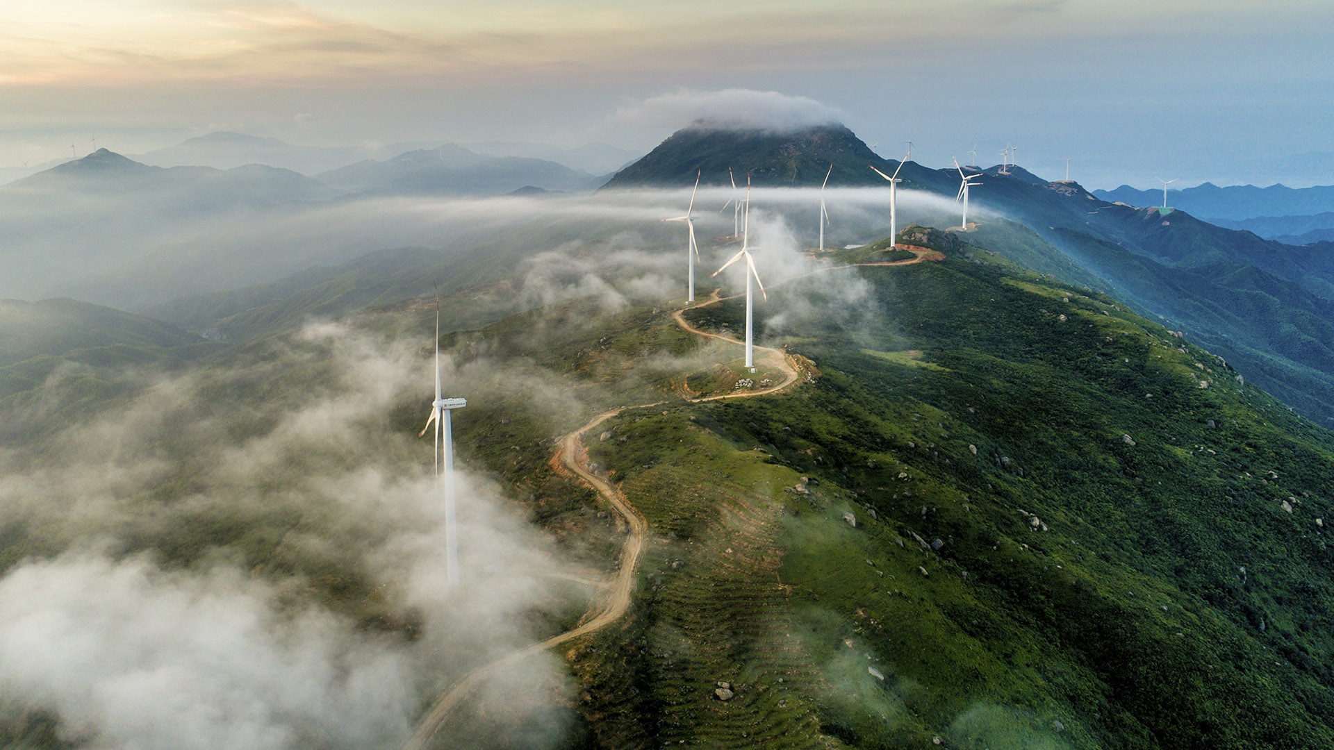 Sostenibilidad, verde, aerogeneradores, energías, sostenible, montañas, paisaje Fotografía de Sostenibilidad, verde, aerogeneradores, energías, sostenible, montañas, paisaje