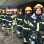 Mujeres bombero en la carrera vertical
