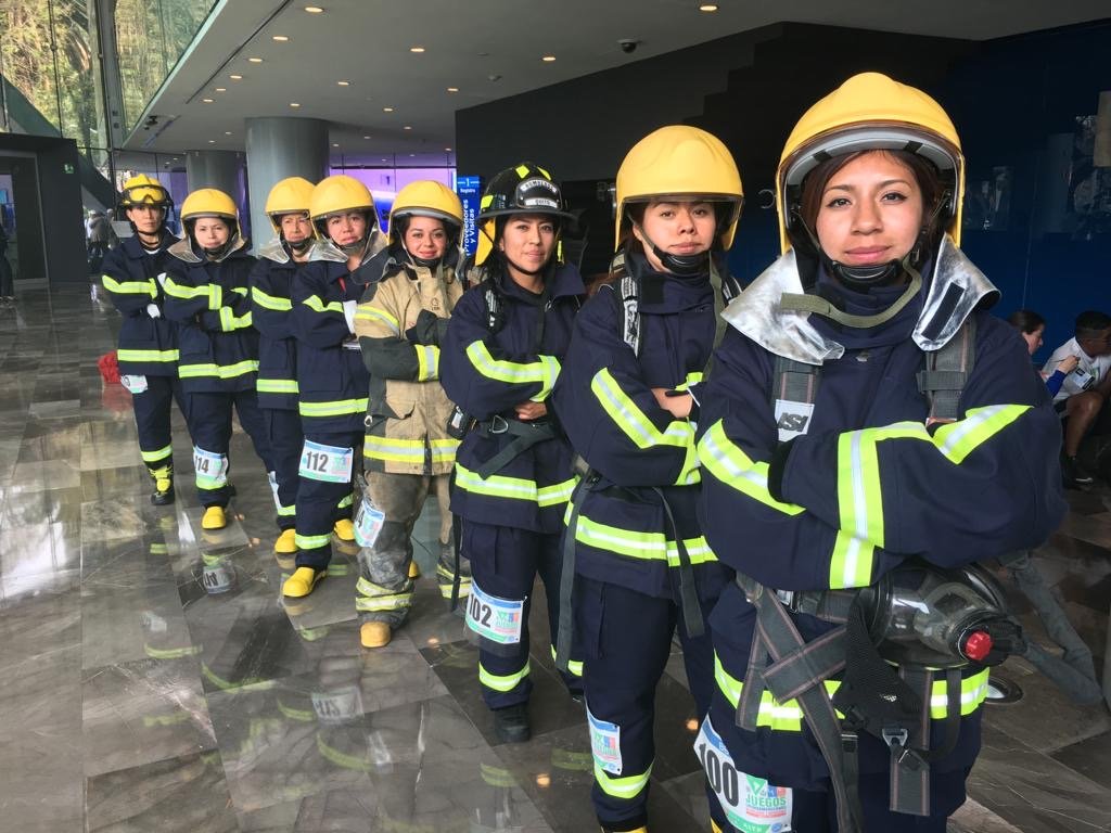 Mujeres bombero en la carrera vertical Mujeres bombero en la carrera vertical