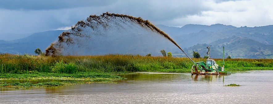 Dragado en la Laguna de Fúquene