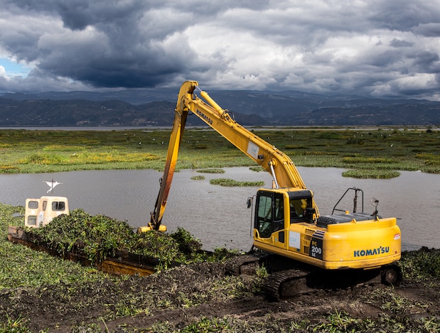 Extracción de material orgánico del espejo de agua en la Laguna de Fúquene