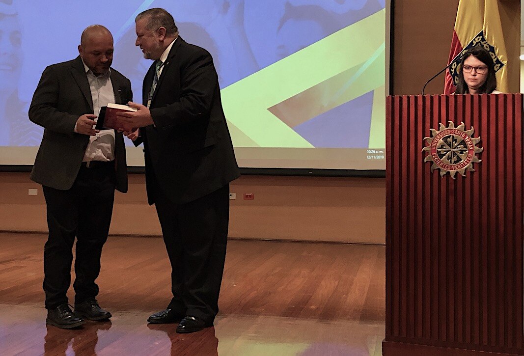 Mauricio Flores y el rector de la U. Santo Tomas. Mauricio Flores y el rector de la U. Santo Tomas.