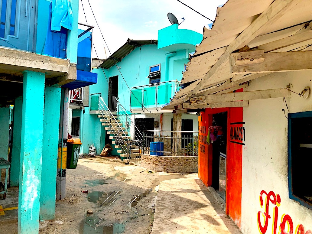 Una calle en Santa Cruz del Islote, la isla más poblada del mundo.