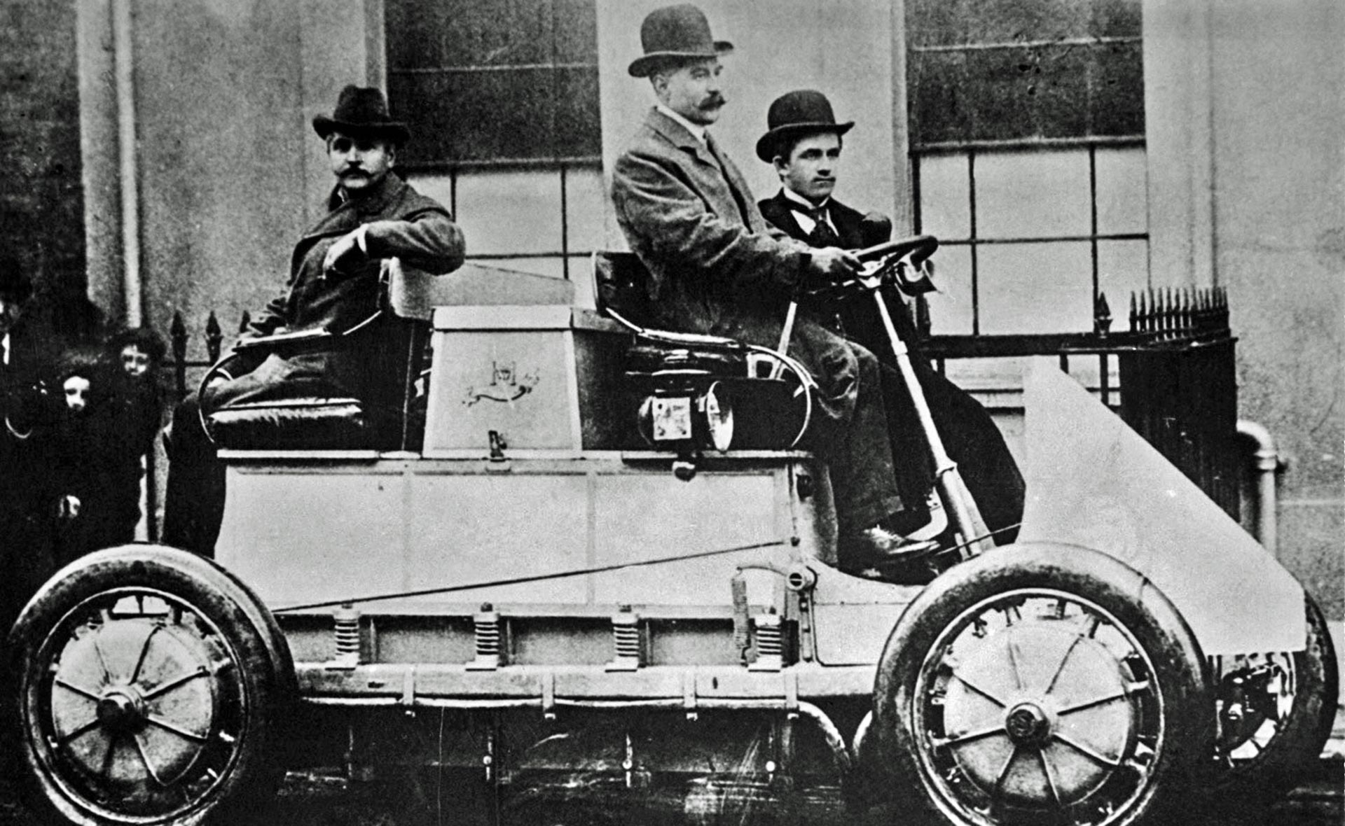 El primer coche con televisión incorporada ya circulaba en 1948