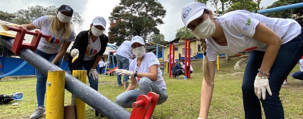 Más de 80 voluntarios de BBVA en Bucaramanga visitaron la sede de la Fundación Niños de Papel, ubicada en el municipio de Lebrija, Santander y allí compartieron mensajes, enseñanzas y sobre todo mucho cariño con un grupo de jóvenes con problemas de adicciones. Más de 80 voluntarios de BBVA en Bucaramanga visitaron la sede de la Fundación Niños de Papel, ubicada en el municipio de Lebrija, Santander y allí compartieron mensajes, enseñanzas y sobre todo mucho cariño con un grupo de jóvenes con problemas de adicciones.