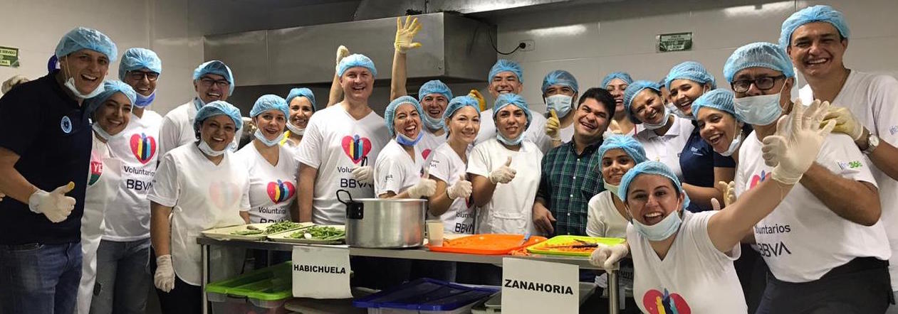 En Cali, voluntarios de BBVA prepararon el almuerzo en la sede de Asodisvalle, fundación que dirige el joven Yeison Aristizábal, quien pese a su parálisis cerebral que sufre desde su nacimiento, se ha convertido en ejemplo para cientos de personas en Colombia.