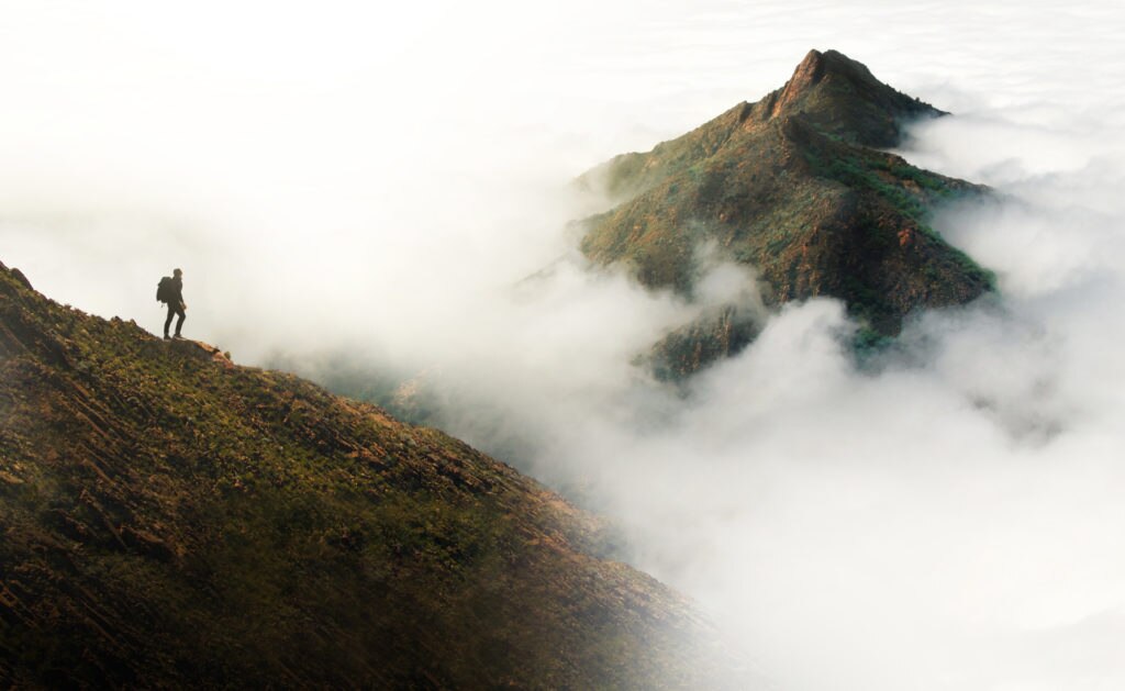 Montaña_Cima_Persona_Paisaje_Nubes_Cielo Persona en la cima de una montaña BBVA