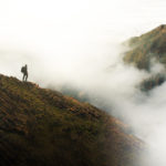 Montaña_Cima_Persona_Paisaje_Nubes_Cielo Persona en la cima de una montaña BBVA
