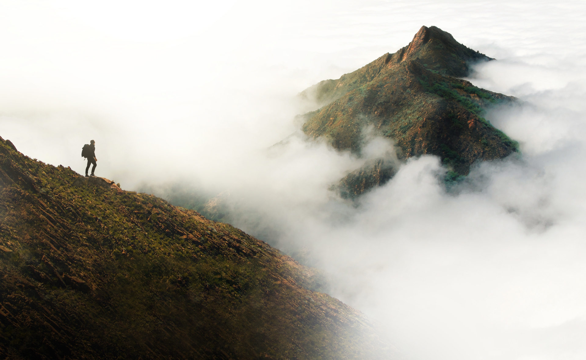 Persona en la cima de una montaña BBVA