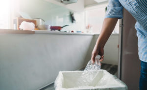 reciclar-botella-contenedor-sostenibilidad-responsabilidad-medioambiente