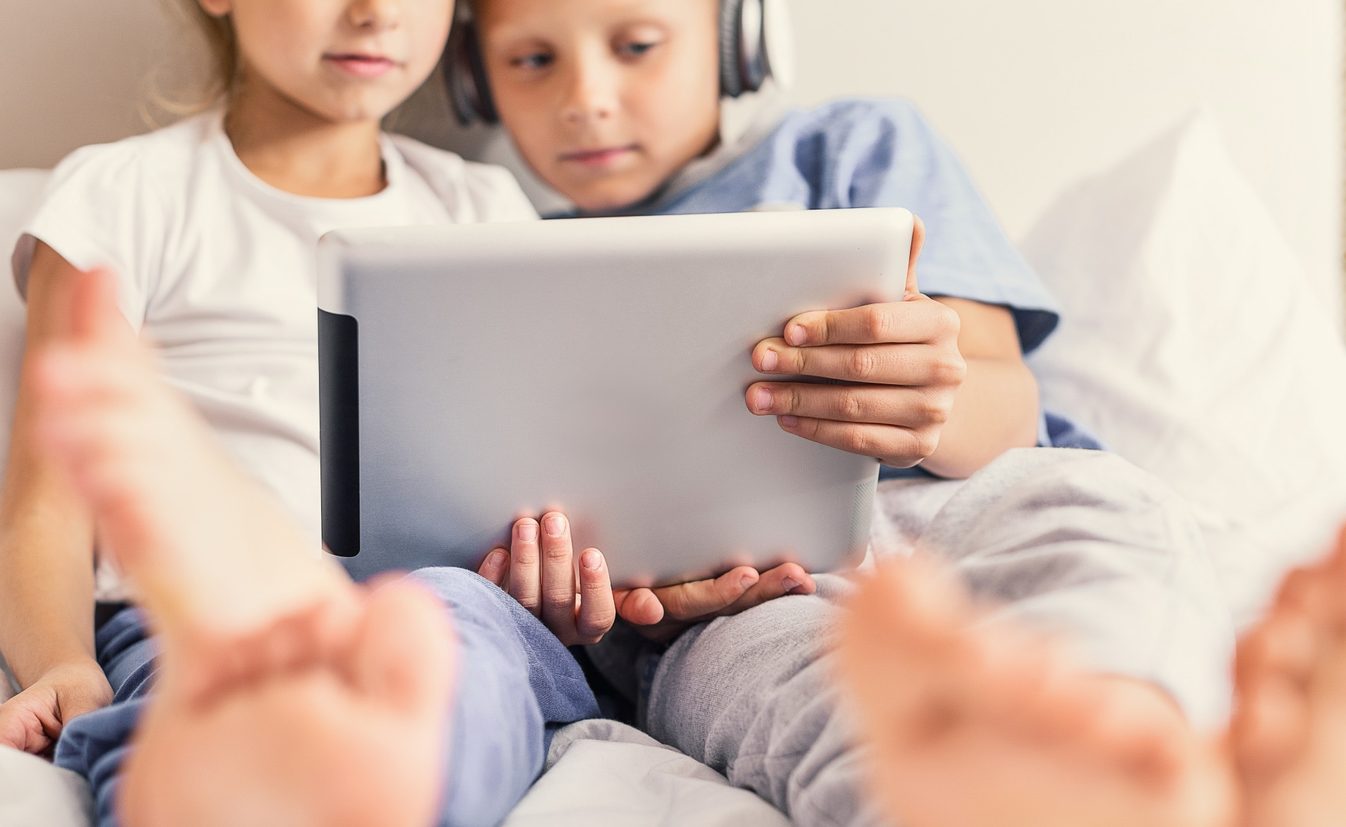tablet-deep-talks-bbva-nños-familia-digitalización-canales-youtubers