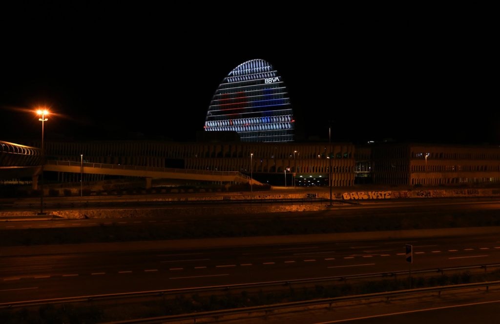 La Vela, Ciudad BBVA, iluminada por el coronavirus en solidaridad sanitarios_Madrid La Vela, Ciudad BBVA, iluminada por el coronavirus en solidaridad sanitarios_Madrid