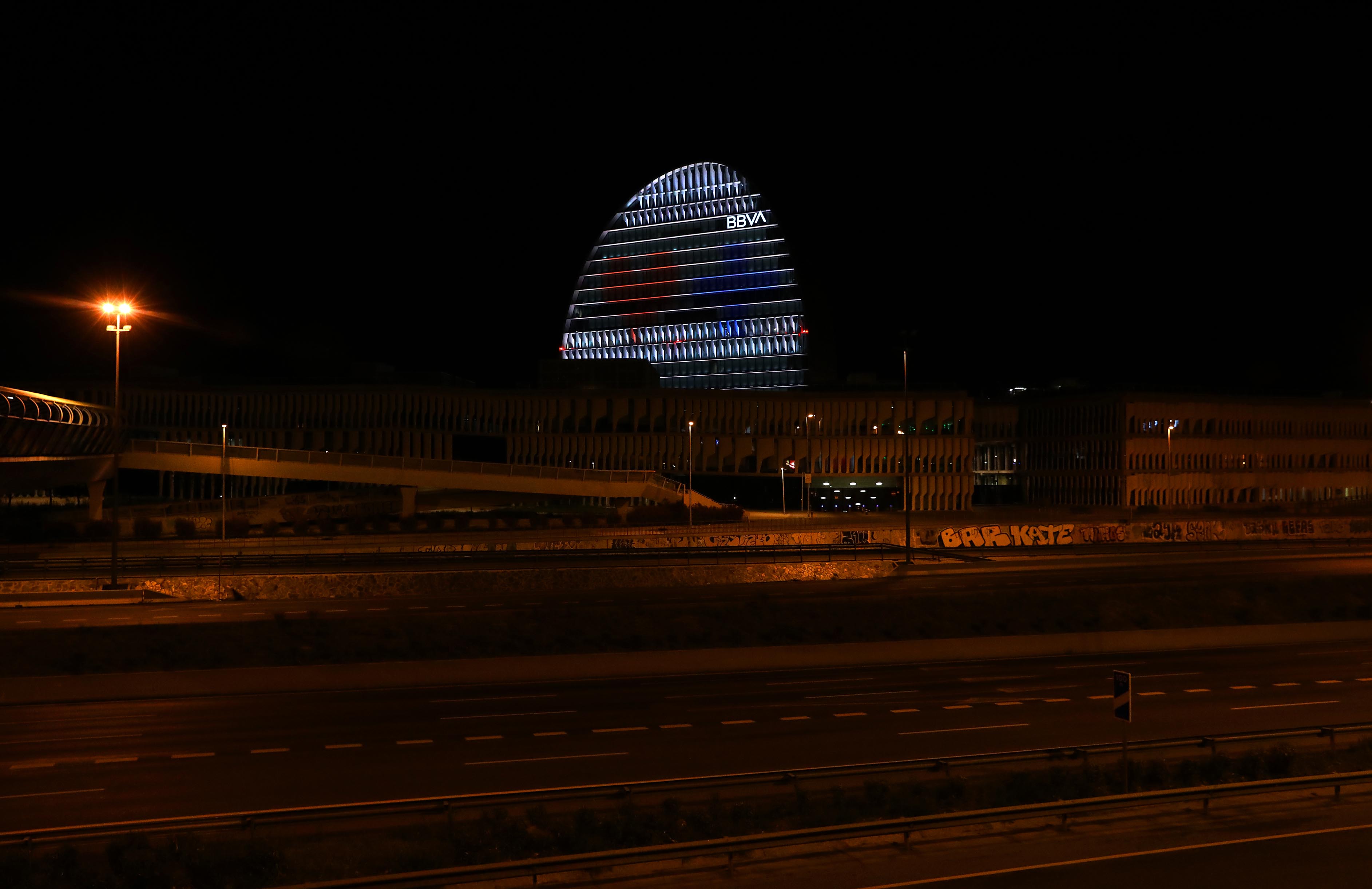 La Vela, Ciudad BBVA, iluminada por el coronavirus en solidaridad sanitarios_Madrid