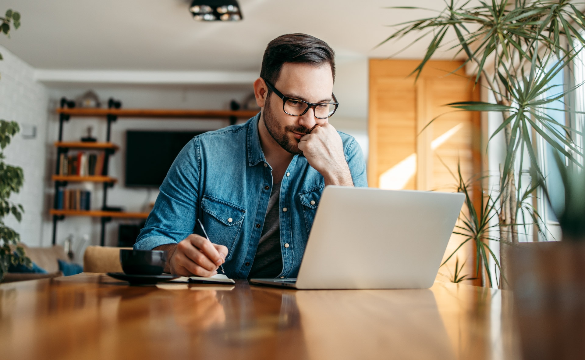 teletrabajo-hombre-empleo-casa-confinamiento-medidas-trabajo teletrabajo-hombre-empleo-casa-confinamiento-medidas-trabajo