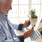 BBVA-garanti-digitalizacion-covid-madruez-tecnologias-mayores-brecha-digital-portatil-hombre-edad BBVA-garanti-digitalizacion-covid-madruez-tecnologias-mayores-brecha-digital-portatil-hombre-edad