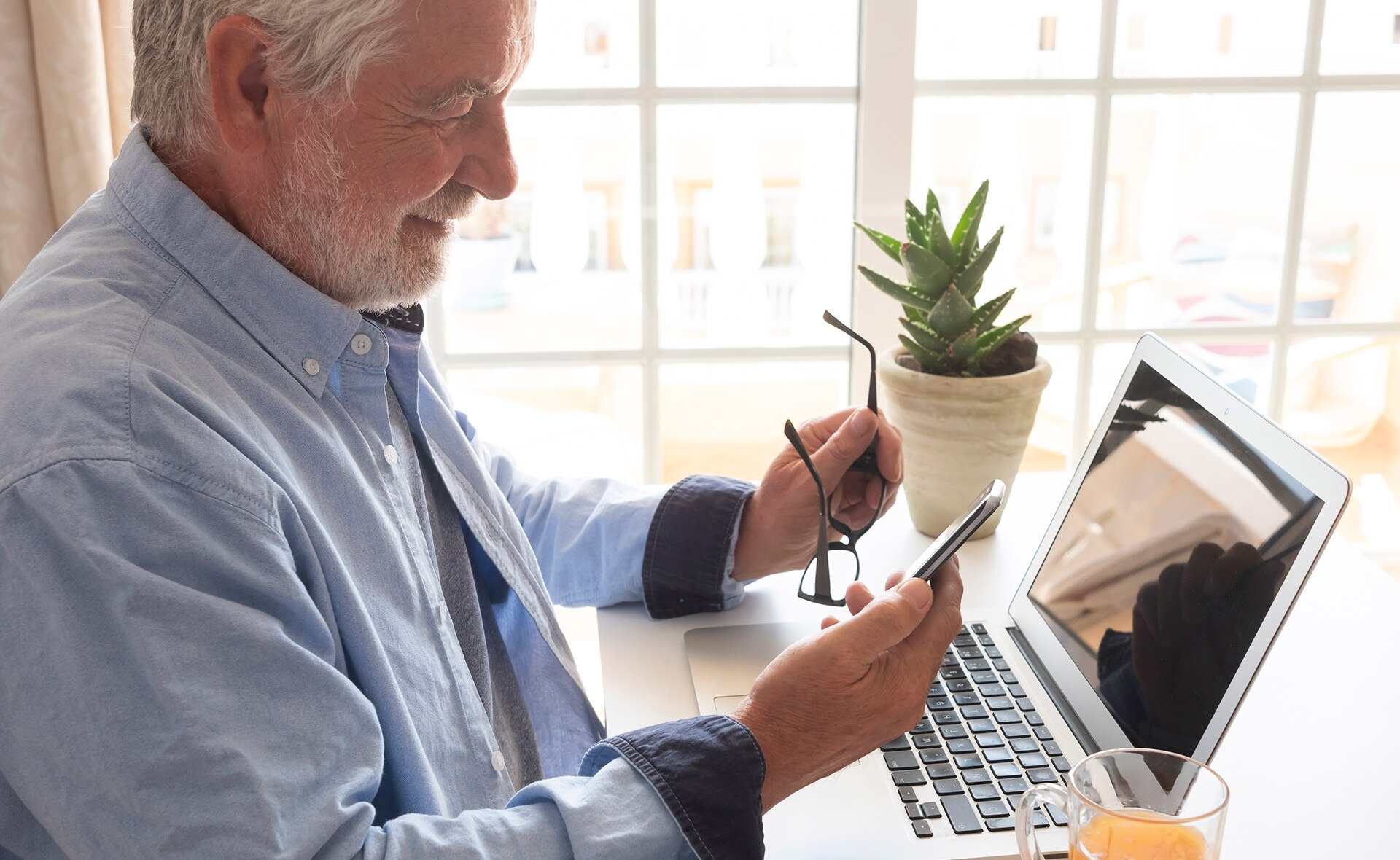 BBVA-garanti-digitalizacion-covid-madruez-tecnologias-mayores-brecha-digital-portatil-hombre-edad BBVA-garanti-digitalizacion-covid-madruez-tecnologias-mayores-brecha-digital-portatil-hombre-edad